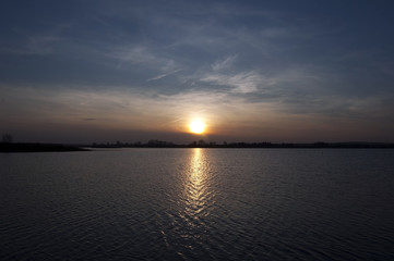 Fototapeta premium zachód słońca nad jeziorem, odbicie w wodzie