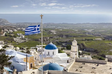 Papier Peint photo Santorin Rooftop view of Pyrgos in Santorini with greek flag