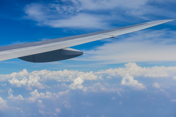 Obraz premium Wing of an airplane with cloudscape.