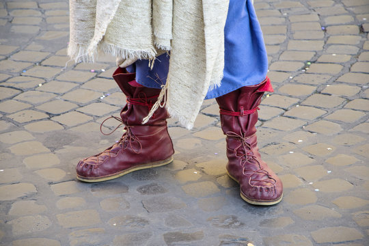 particolare dei piedi di un giullare in una festa medioevale a Roma Italia