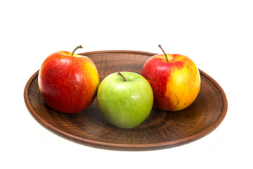 три яблока на тарелке