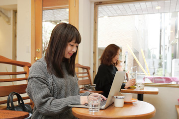 カフェでPCを使う女性