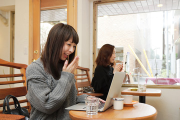 カフェでPCを使う女性