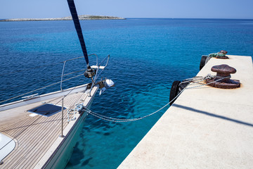 Obraz premium sail boat tied to a bollard