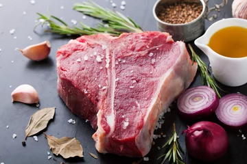 Photo sur Plexiglas Steakhouse Raw fresh meat t-bone steak with spices, garlic and rosemary