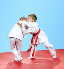 With a white and red belt children trained judo techniques