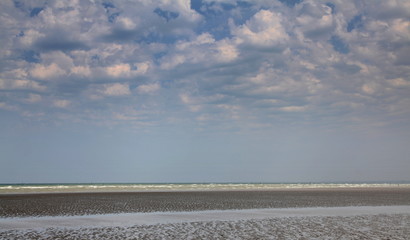 A marée basse.