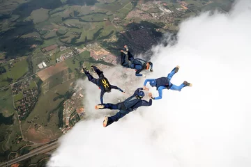 Tuinposter Skydiving team making figures © Mauricio G
