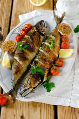 Mackerel baked with lemon, garlic and tomatoes