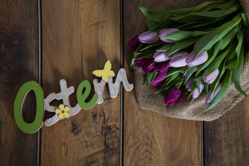 sfondo festivo con tulipani viola