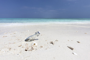 Flaschenpost am Strand