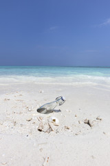 Flaschenpost am Strand