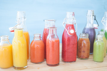 Verschiedene bunte Smoothie