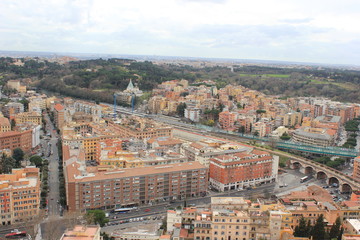 Fototapeta na wymiar Blick vom Petersdom auf die Dächer und Hügel von Rom