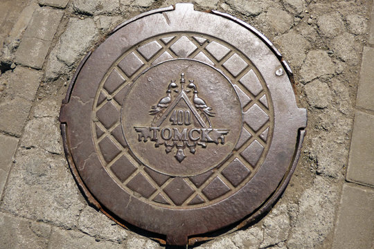 pig-iron cover of the hatch of the city sewerage
