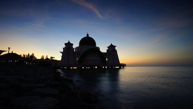 Timelapse Majestic view of Malacca Straits Mosque during beautiful sunset