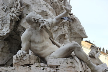 Eine Statue am berühmten Vierströmebrunnen auf der Piazza Navona (Rom)