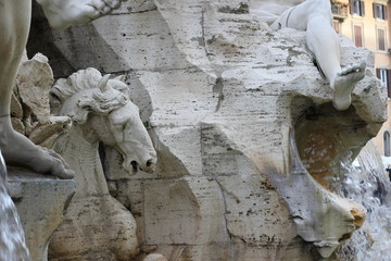 Fototapeta na wymiar Pferdekopf: Detail am berühmten Vierströmebrunnen auf der Piazza Navona in Rom