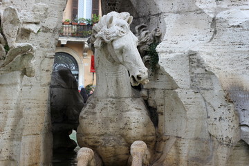 Pferd: Detail am Vierströmebrunnen auf der Piazza Navona in Rom