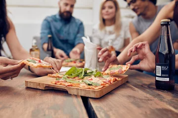 Fotobehang Vrienden feesten en pizza eten © Jacob Lund