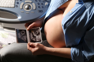 Fototapeta na wymiar Prowadzenie ciąży. Badania prenatalne, usg ciąży. 