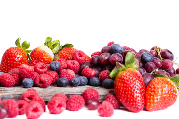 Frische gesundes Obst - Erbeeren, Trauben, Beeren