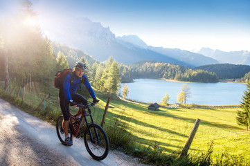 Mountainbiker vor Gebirgssee