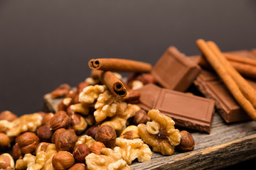 Schokolade mit Nüssen und Zimt