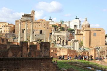 Touristen im berühmten Forum Romanum in Rom (Italien)