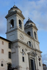 Die Kirche Santa Trinita dei Monti bei der Spanischen Treppe in Rom (Italien)