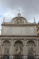 Fototapeta na wymiar Die Fassade des Brunnens Fontana Paola (Fontanone) in Rom (Italien)