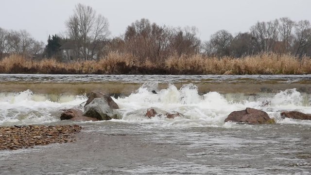 Seuil sous le pont de Loire &agrave; Nevers