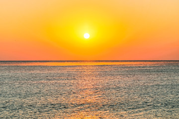 Fototapety  Złote słońce nad spokojnym morzem
