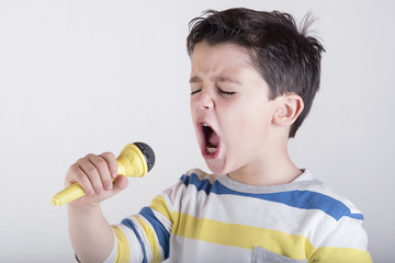 niño cantando con un micrófono 