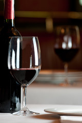 Copa y botella de vino