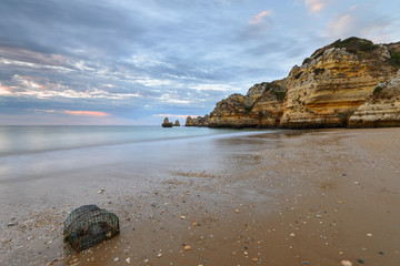 Praia no Algarve ao amanhecer.