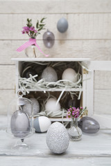 Osterdekoration mit Eiern und Eierschrank