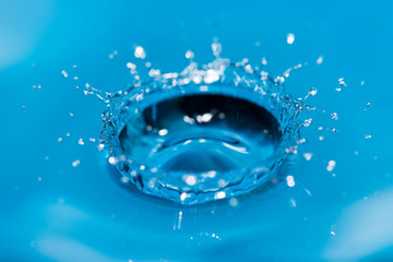 Kropla wody na niebieskim tle