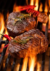 Crédence de cuisine en verre imprimé Grill / Barbecue Beef steaks on the grill