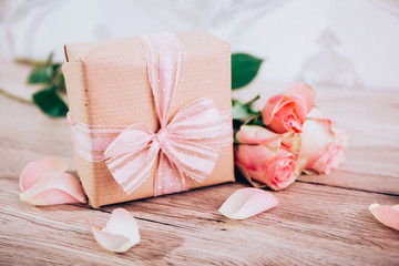 Ein schönes Geschenk mit Blumen