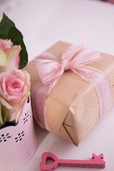 Ein schönes Geschenk mit Blumen