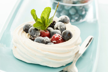 Meringue Pavlova with air cream and fresh berry