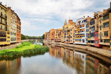 Naklejka na ściany i meble River and picturesque buildings of Girona, Catalonia