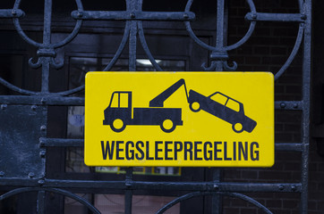 Obraz premium Dutch sign warning that cars parked here will be towed away