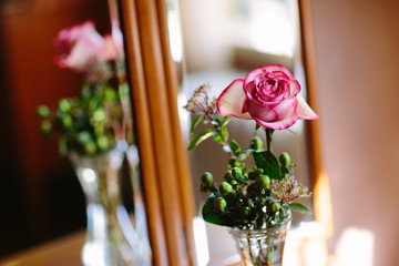 バラと化粧台
