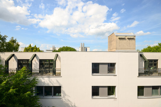 Fassade eines Wohn- und Gewerbegeb&auml;udes