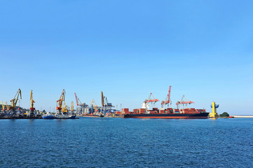 Cargo crane and container ship