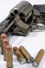  ピストルと銃弾