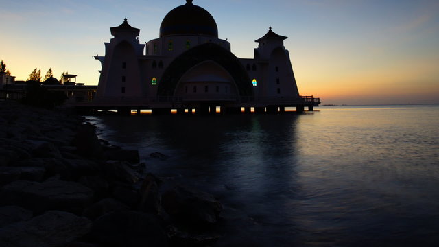 Timelapse Majestic view of Malacca Straits Mosque during beautiful sunset