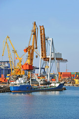 Naklejka premium Bunker ship (fuel replenishment tanker) under port crane